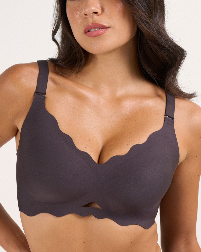 Seamless Scalloped Wireless Bra with Detail